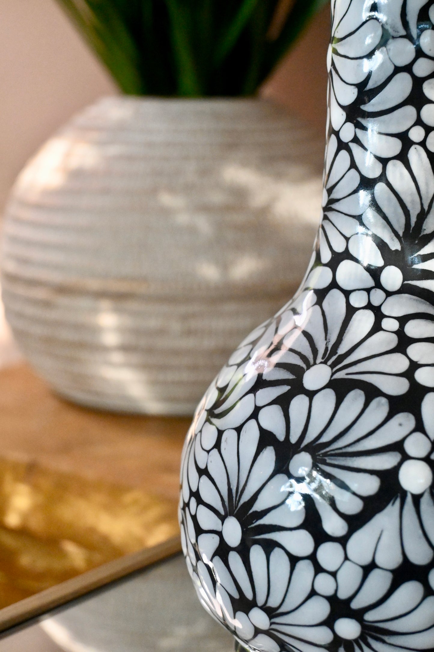 SIGNATURE FLORES - WHITE & BLACK