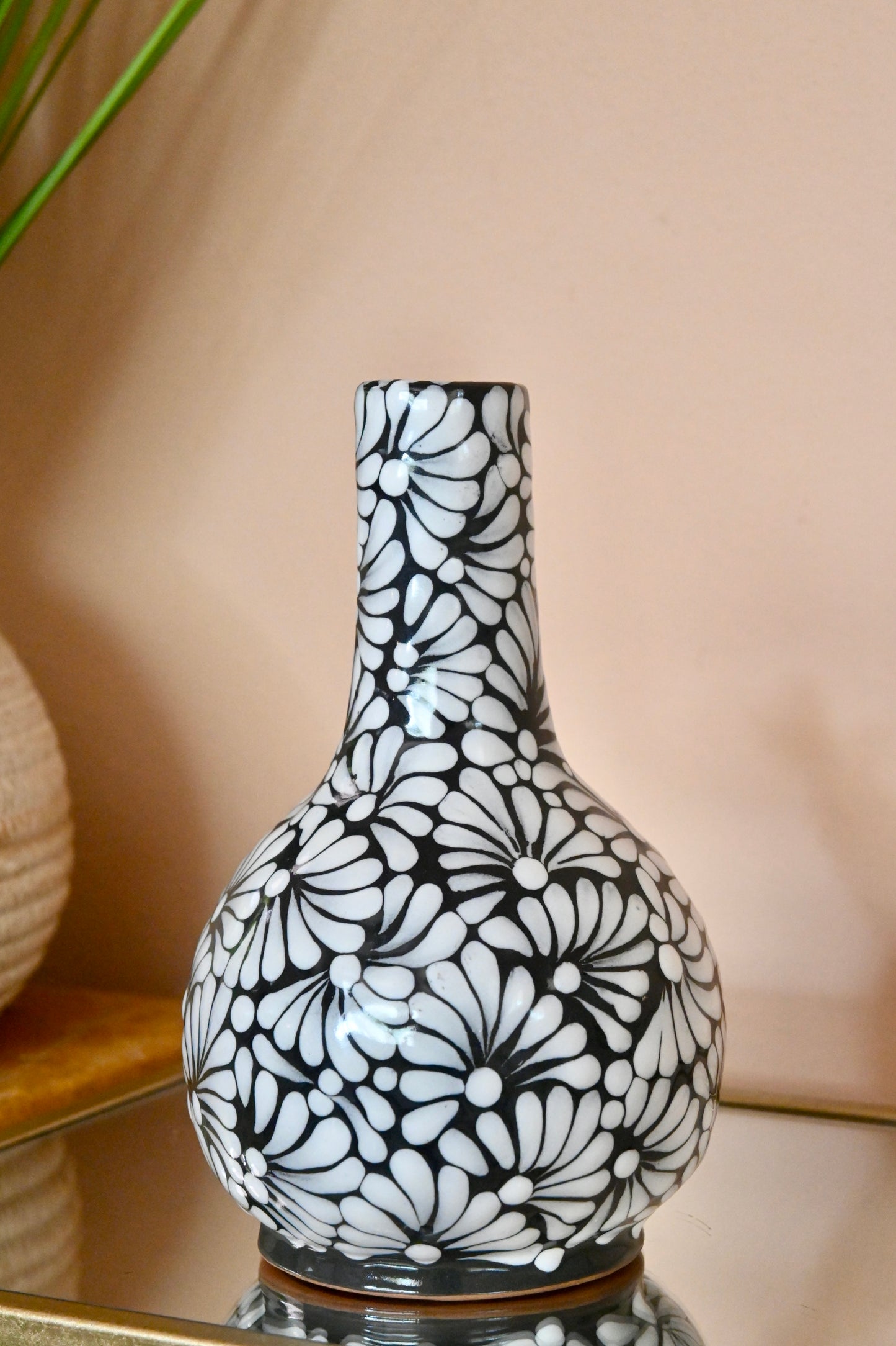 SIGNATURE FLORES - WHITE & BLACK